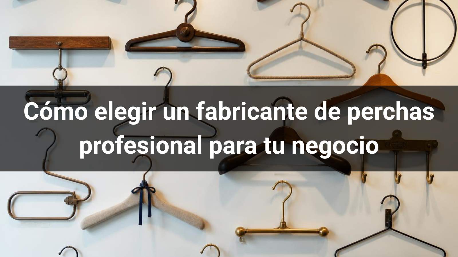 Cómo elegir un fabricante de perchas profesional para tu negocio